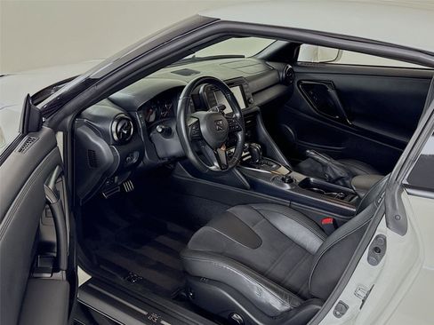 Used 2020 Nissan GT-R Premium image 13