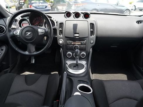 Used 2009 Nissan 370Z Coupe RWD image 2