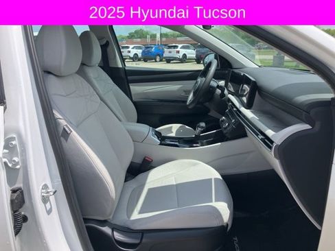 Used 2025 Hyundai Tucson SE image 11