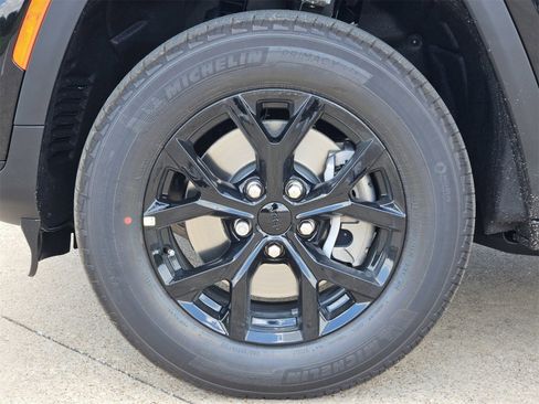 New 2025 Jeep Grand Cherokee L Altitude image 10