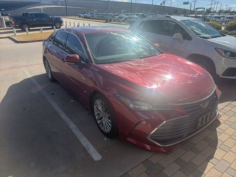Used 2020 Toyota Avalon Limited image 2