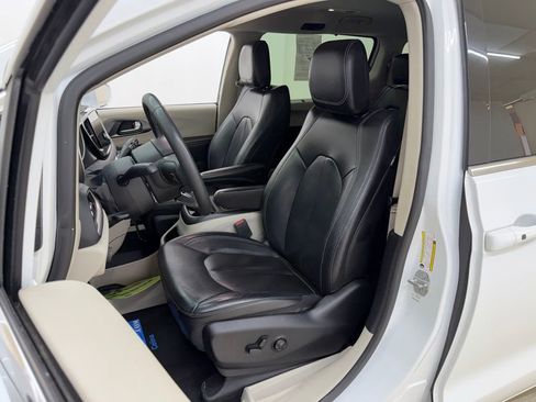 Used 2022 Chrysler Pacifica Touring-L FWD image 21
