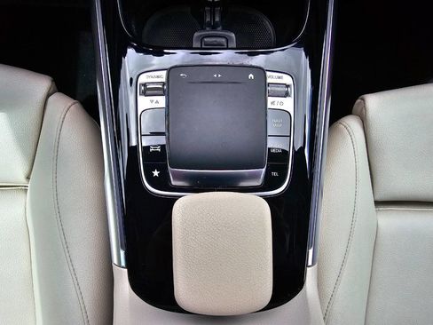 Used 2020 Mercedes-Benz GLB 250 w/ Premium Package image 24