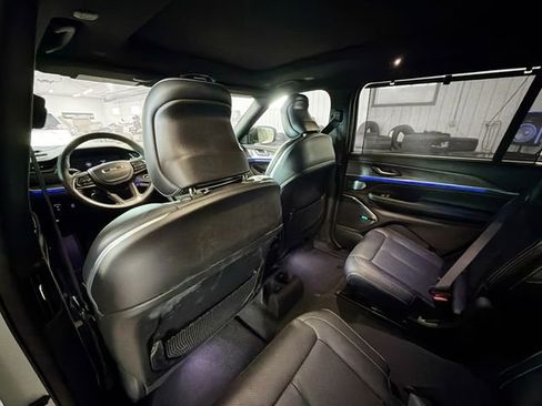 Used 2024 Jeep Grand Cherokee L Overland w/ Luxury Tech Group IV image 9