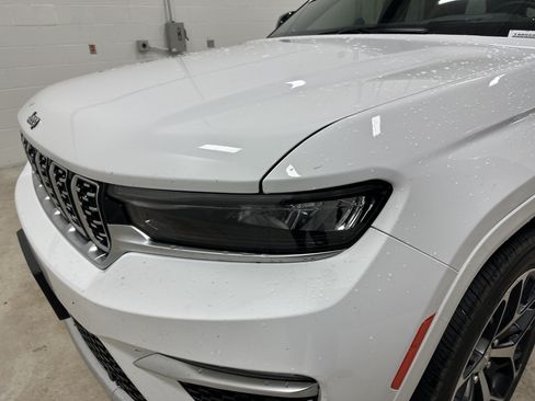 Used 2023 Jeep Grand Cherokee Summit AWD/4WD image 6