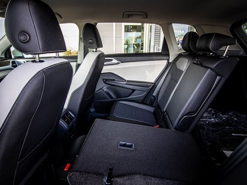 New 2026 Volkswagen Taos SE image 46