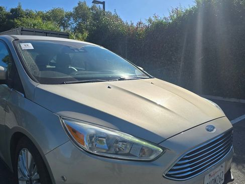 Used 2018 Ford Focus Titanium w/ Titanium Technology Package FWD image 2