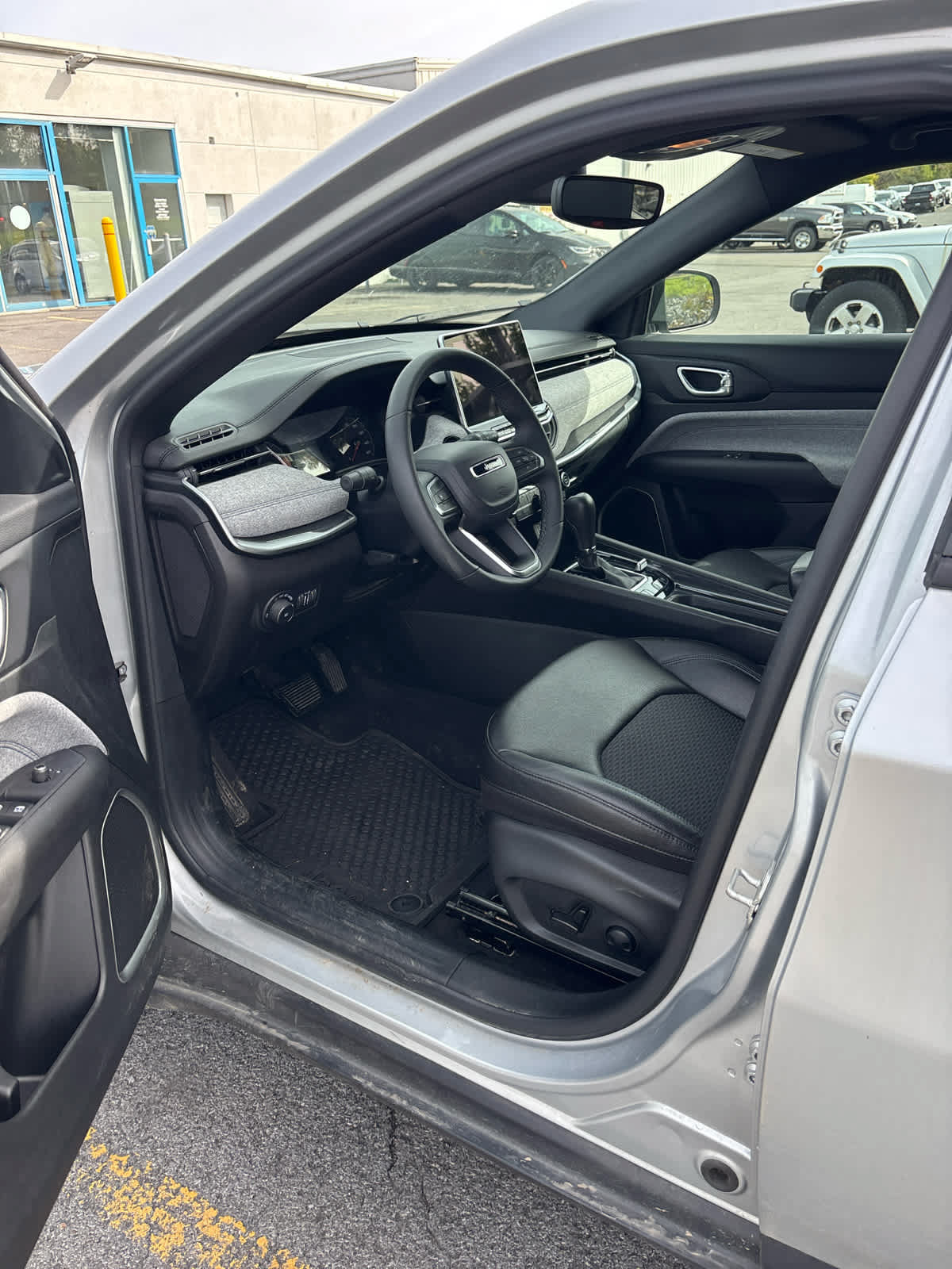 Used 2024 Jeep Compass Latitude w/ Convenience Group AWD/4WD image 8