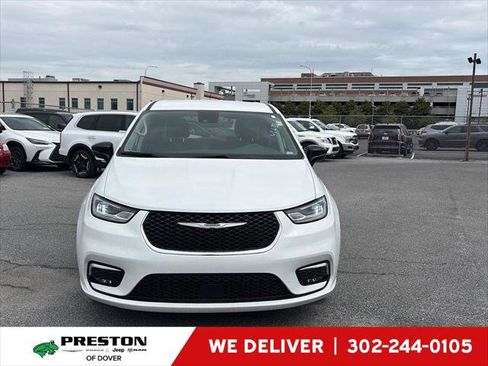 Certified 2024 Chrysler Pacifica Limited FWD image 1