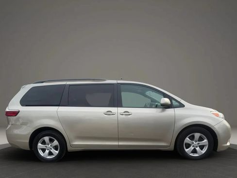 Used 2017 Toyota Sienna LE FWD image 4
