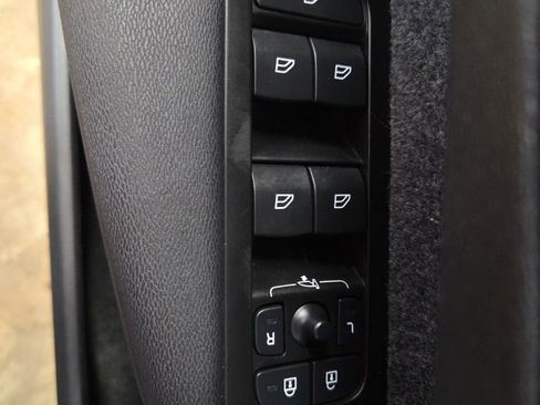 Used 2022 Volvo XC40 T5 Momentum image 21