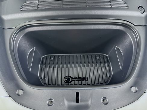 Used 2024 Tesla Model Y Long Range image 31