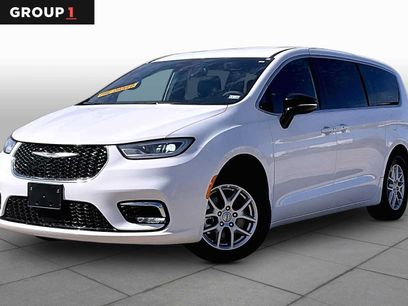 Used 2025 Chrysler Pacifica Select