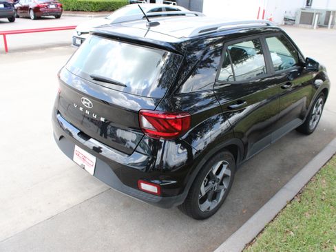 Used 2025 Hyundai Venue SEL FWD image 11