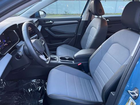 Used 2025 Volkswagen Jetta SE image 36