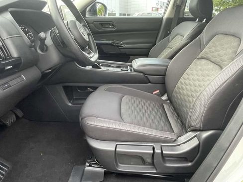 Used 2024 Nissan Pathfinder S image 14