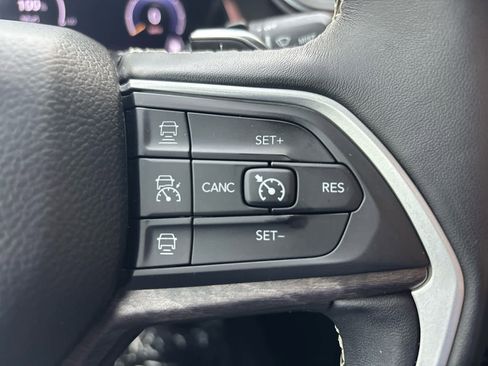 Used 2022 Jeep Grand Cherokee Limited image 14