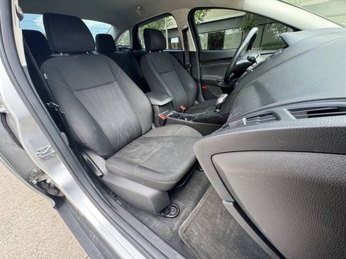 Used 2017 Ford Focus SE w/ Cold Weather Package FWD image 18