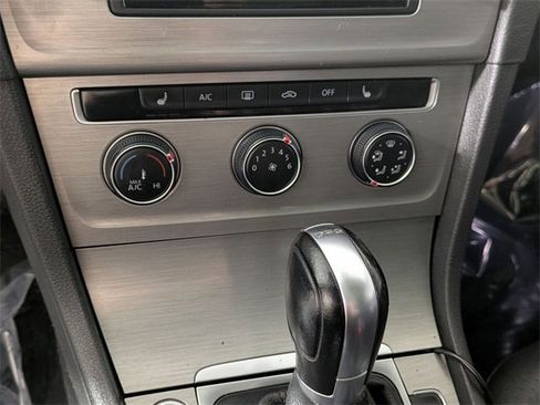 Used 2015 Volkswagen Golf SE image 21