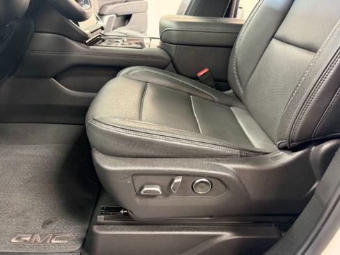 Used 2025 GMC Yukon XL Denali AWD/4WD image 15
