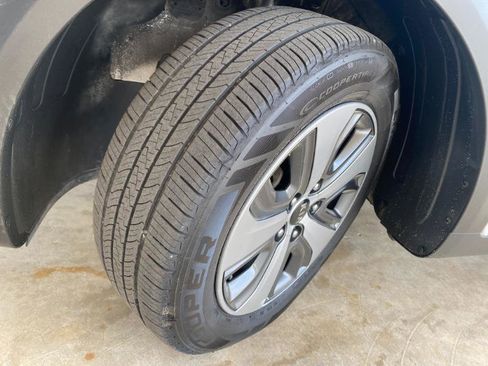 Used 2021 Kia Niro LX image 11