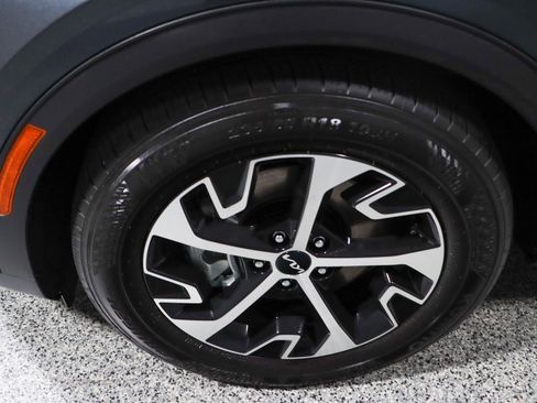 Used 2025 Kia Sportage EX FWD image 11