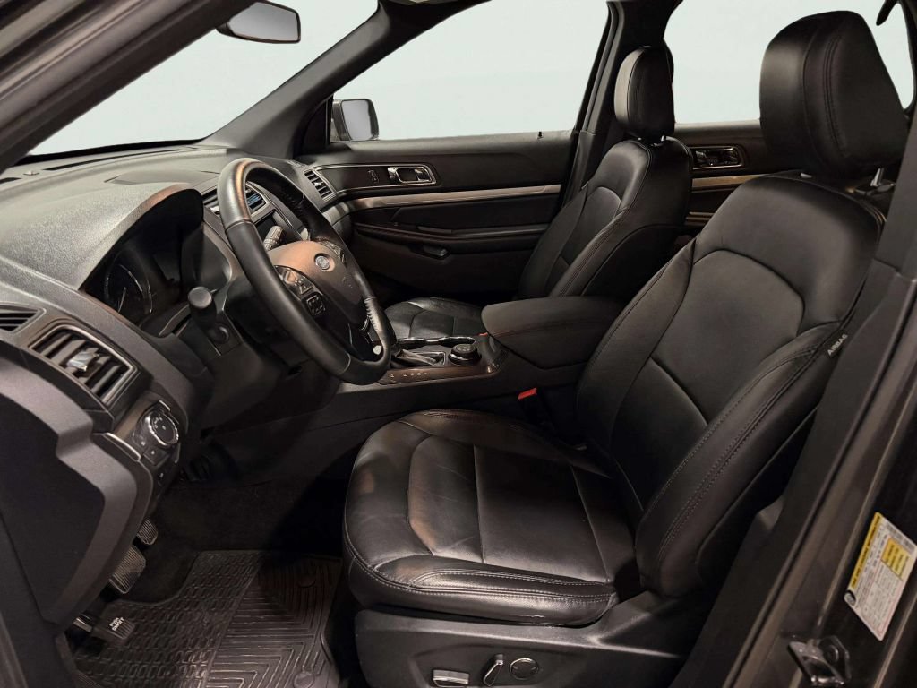 Used 2018 Ford Explorer XLT w/ Equipment Group 202A AWD/4WD image 13