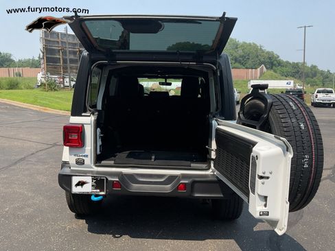 Used 2022 Jeep Wrangler Unlimited Sahara w/ Cold Weather Group image 30