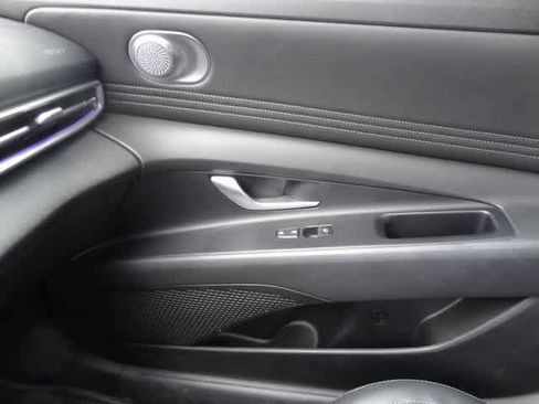 Used 2023 Hyundai Elantra Limited image 15