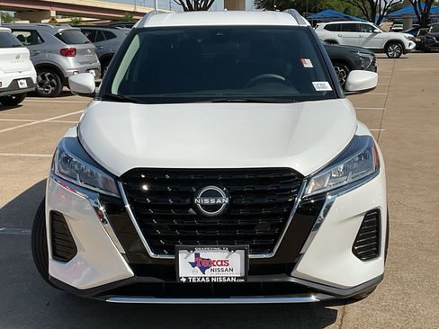 Used 2024 Nissan Kicks SV image 3