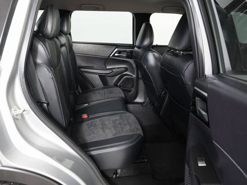 Used 2023 Mitsubishi Outlander SE image 10