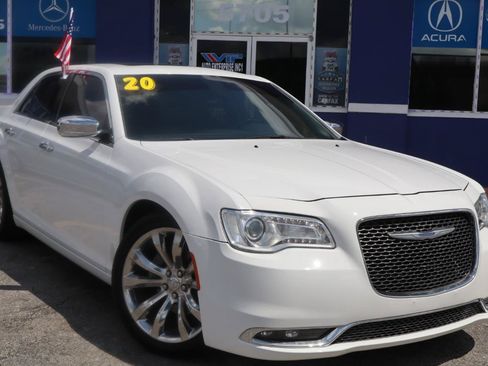 Used 2020 Chrysler 300 Limited RWD image 2