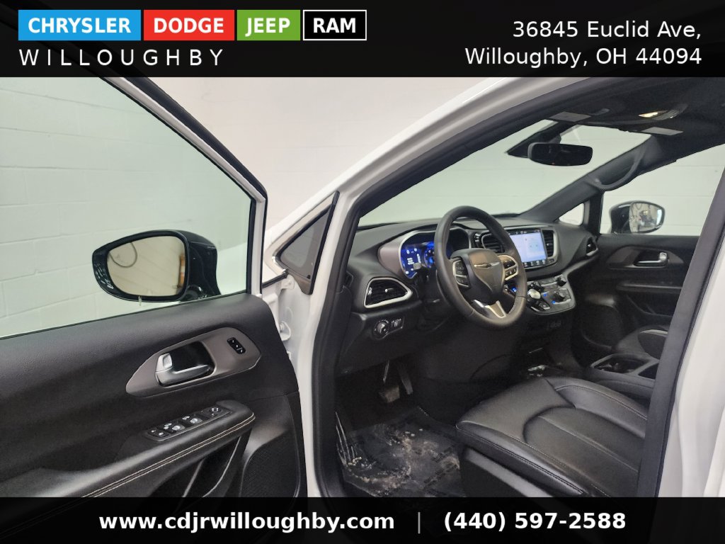 Used 2025 Chrysler Pacifica Select FWD image 13