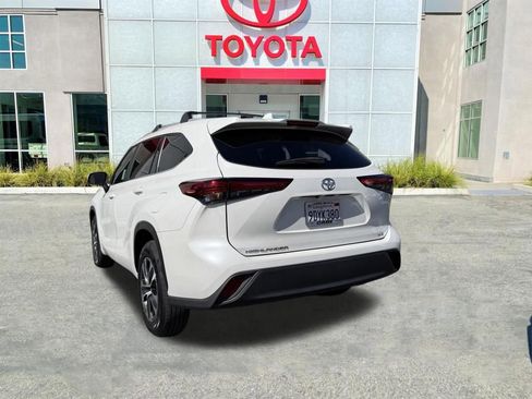 Certified 2023 Toyota Highlander XLE image 6