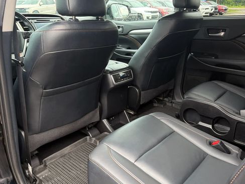 Used 2019 Toyota Highlander XLE AWD/4WD image 13