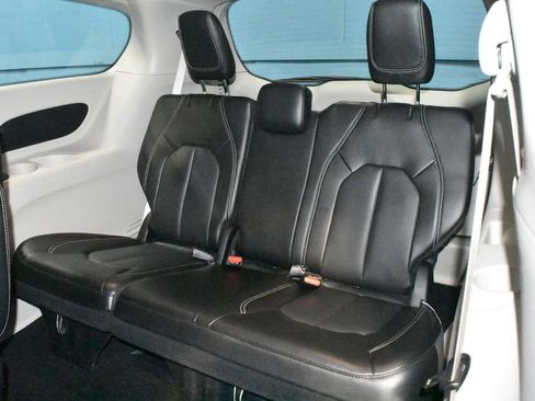 Used 2023 Chrysler Pacifica Touring-L FWD image 23