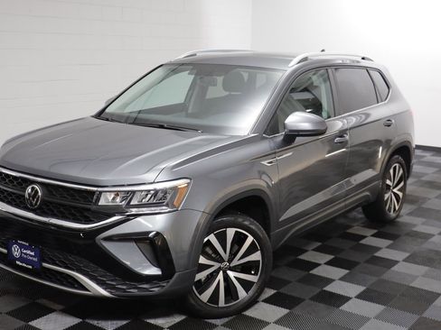 Used 2022 Volkswagen Taos SE image 2
