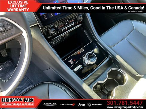 Used 2025 Jeep Grand Cherokee Limited AWD/4WD image 18