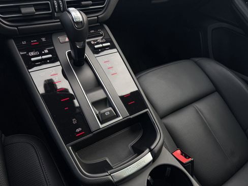 Used 2023 Porsche Macan S image 18