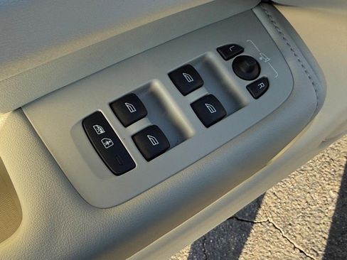 Certified 2023 Volvo XC60 B5 Plus w/ Climate Package image 15