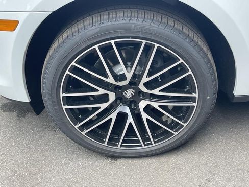 Certified 2025 Porsche Macan AWD/4WD image 11
