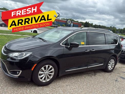 Used 2018 Chrysler Pacifica Touring-L FWD image 1