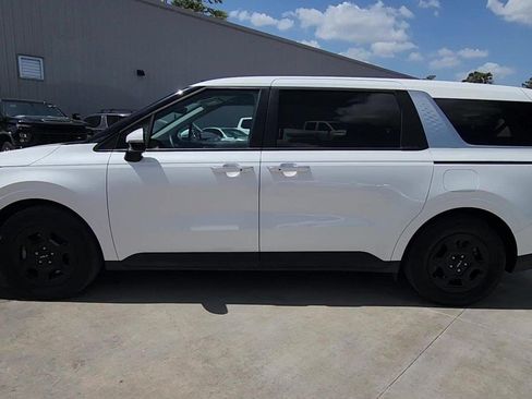 Used 2025 Kia Carnival FWD image 5