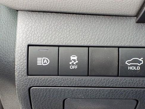 Used 2022 Toyota Camry SE w/ Cold Weather Package image 19