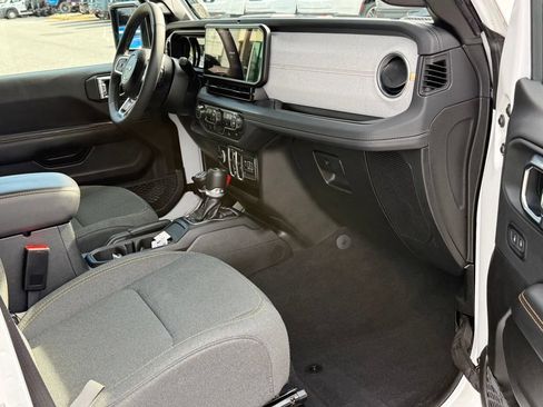 Used 2025 Jeep Wrangler Unlimited Sahara AWD/4WD image 15