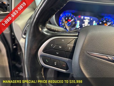 Used 2021 Chrysler Pacifica Touring-L FWD image 19
