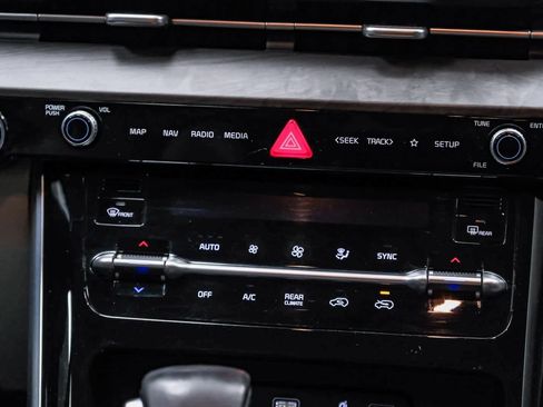 Used 2024 Kia Carnival EX image 16