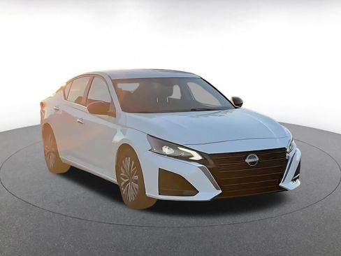 Used 2025 Nissan Altima 2.5 SV image 3