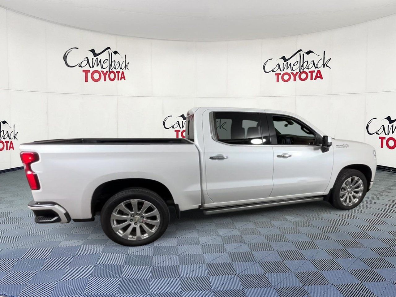 Used 2019 Chevrolet Silverado 1500 High Country w/ Technology Package AWD/4WD image 3