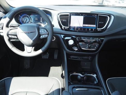 New 2026 Chrysler Pacifica Limited w/ Uconnect Theater Family Group image 14